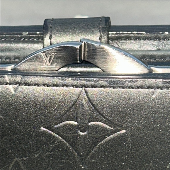 Louis Vuitton Matte Gray Vernis Kisslock Wallet - Picture 2 of 6
